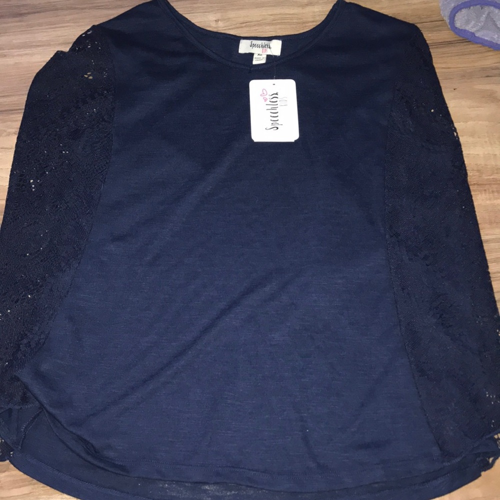 Blouse with open sleeves